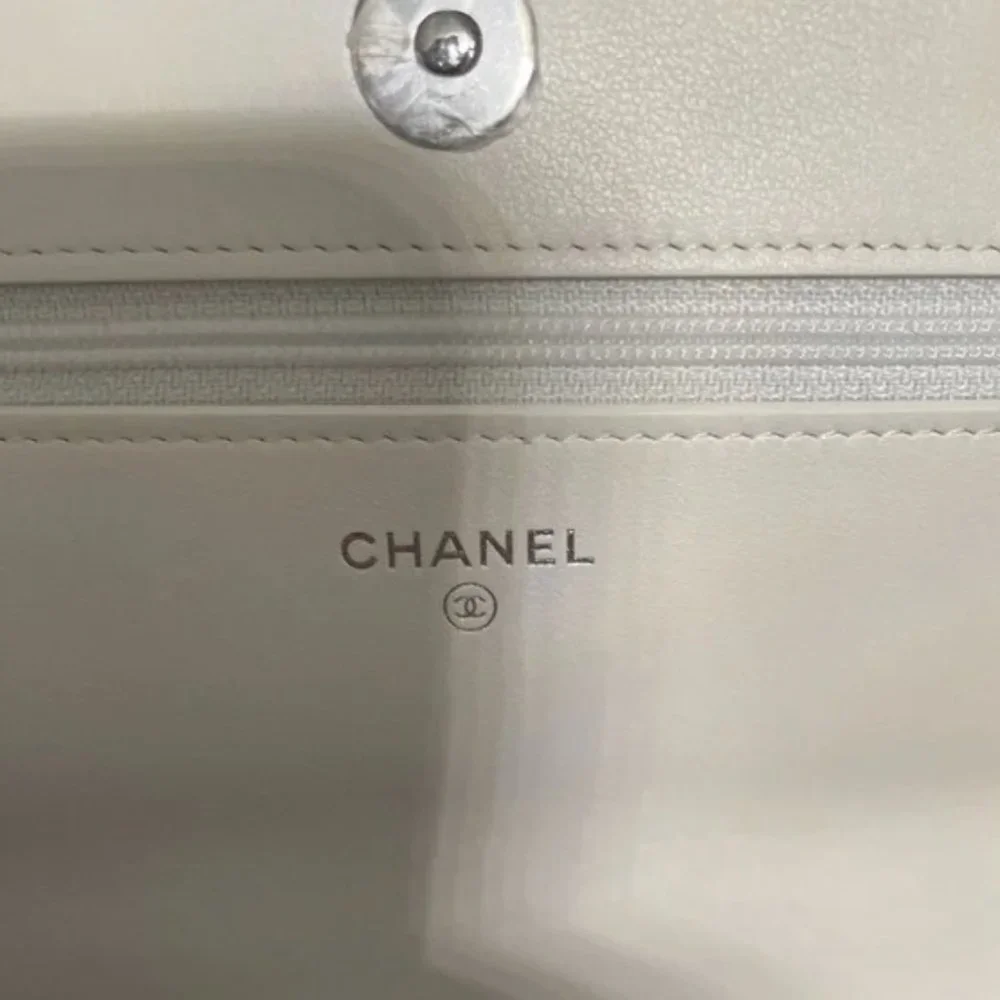 CHANEL 19 WALLET ON CHAIN in white and black - Picture 10 of 11